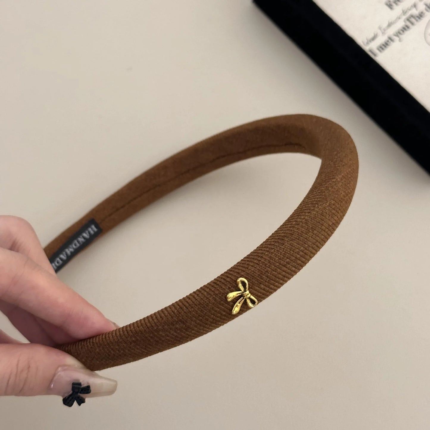 A simple and retro bow headband, a high-end and versatile hair accessory for the top of the head