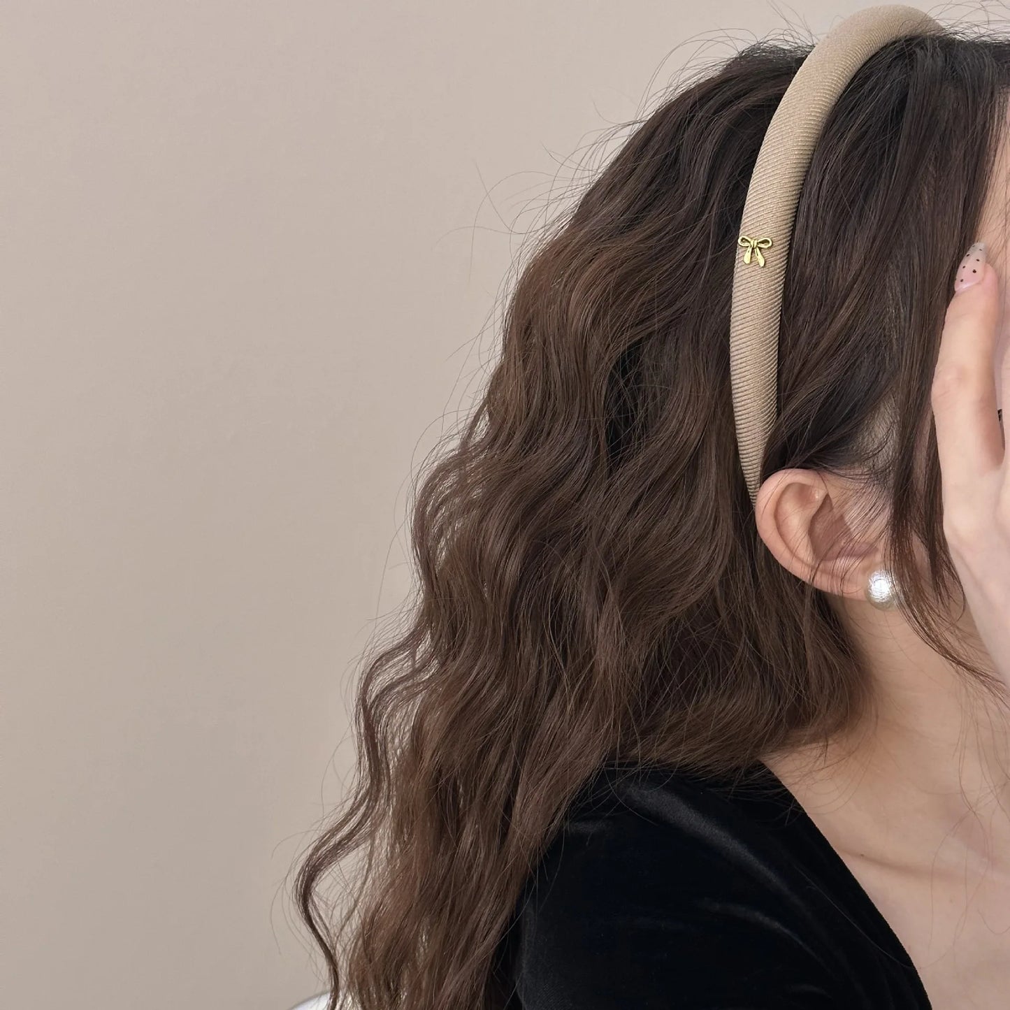 A simple and retro bow headband, a high-end and versatile hair accessory for the top of the head